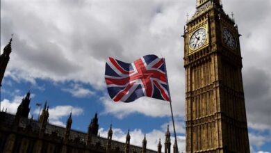 بريطانيا تحذر من تخفيف العقوبات على النفط الروسي رغم ارتفاع الأسعار