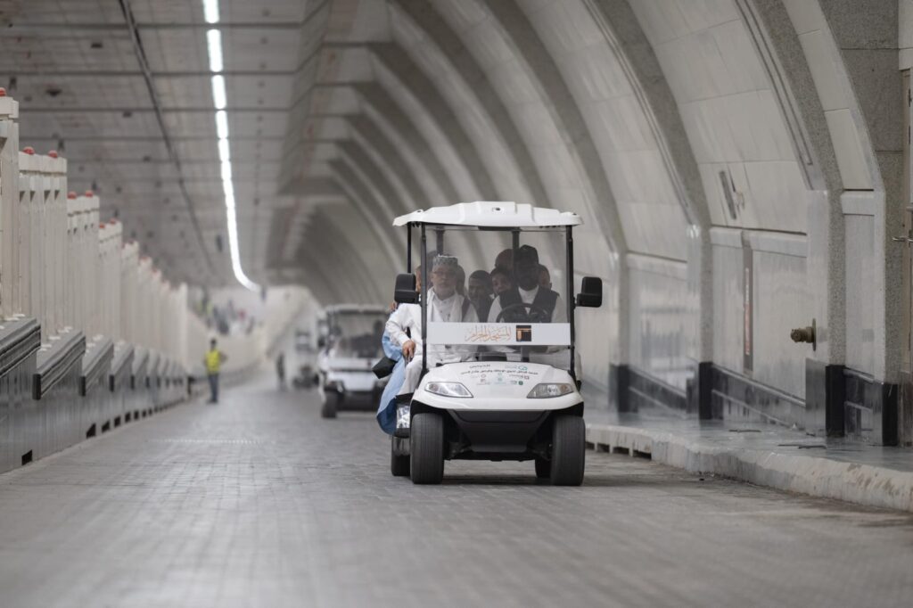 تحسين تجربة كبار السن: مسارات مخصصة وعربات فسيحة لتيسير الوصول إلى المسجد الحرام