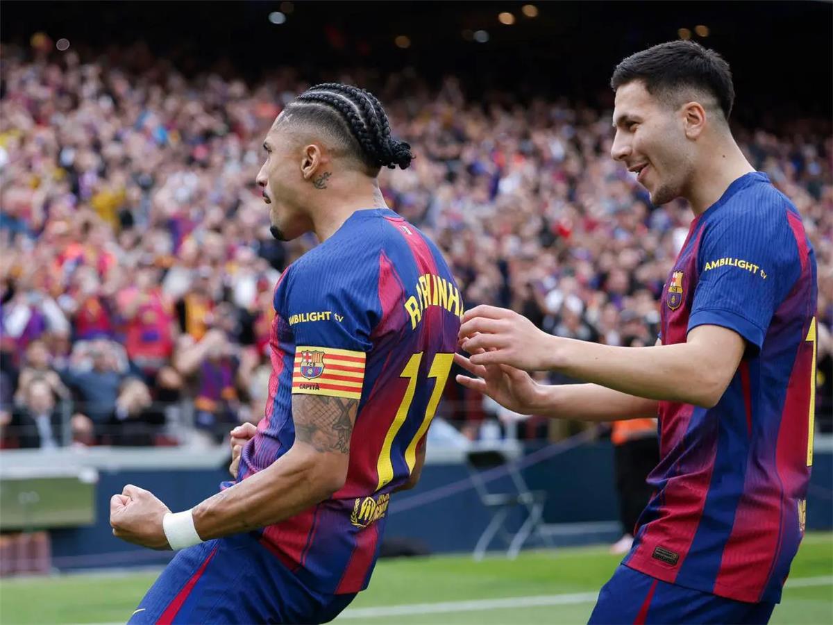 تحليل احترافي: خبير التحكيم ينقّب في صحة ركلتي جزاء برشلونة ضد إشبيلية