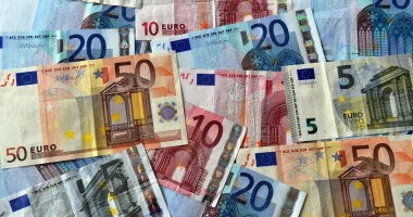 تراجع سعر اليورو أمام الجنيه في منتصف تعاملات اليوم الاثنين 16 مارس 2026 بالبنوك