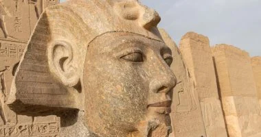 ترميم رأس تمثال رمسيس الثاني من الجرانيت يكتمل داخل معبده في أبيدوس