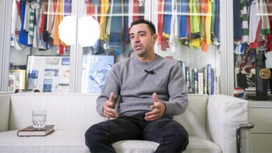 تشافي يكشف التفاصيل المثيرة: لابورتا يُخفي الحقائق حول عدم عودة ميسي إلى برشلونة