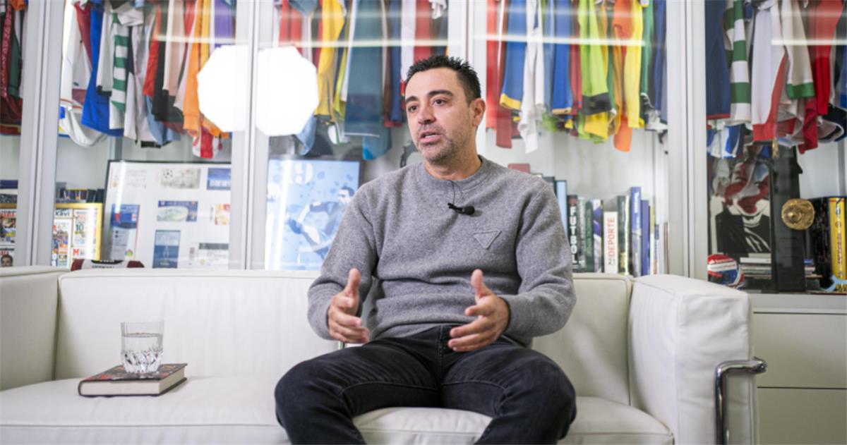 تشافي يكشف التفاصيل المثيرة: لابورتا يُخفي الحقائق حول عدم عودة ميسي إلى برشلونة