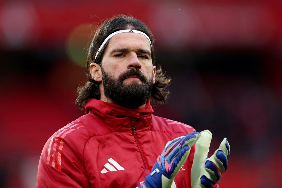 تفاصيل استبعاد أليسون من مباراة ليفربول وجالطة سراي في دوري أبطال أوروبا: الأسباب الكامنة وراء القرار