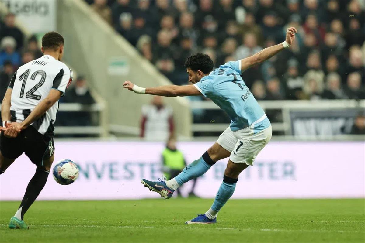 تقييم عمر مرموش المتميز في مباراة مانشستر سيتي ونيوكاسل بكأس الاتحاد الإنجليزي: أداء استثنائي يستحق الإشادة