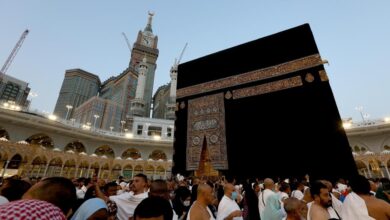 تناغم روحاني وتنظيم دقيق: انسيابية حركة الطائفين حول الكعبة المشرفة في 21 رمضان