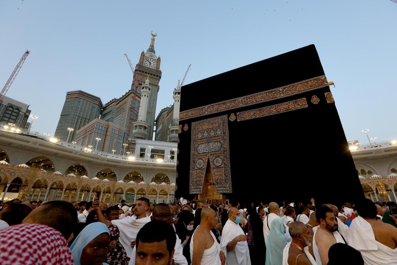تناغم روحاني وتنظيم دقيق: انسيابية حركة الطائفين حول الكعبة المشرفة في 21 رمضان