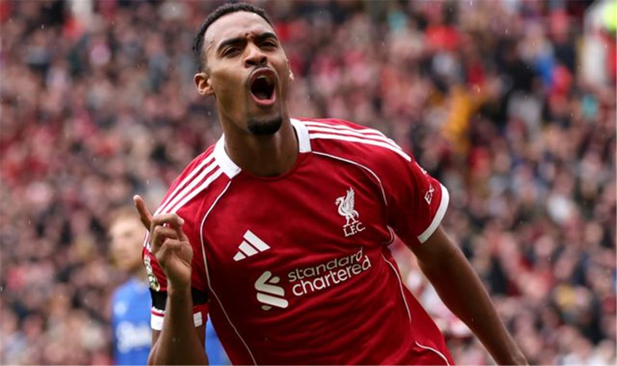 جرافنبيرخ يكشف تفاصيل تجديد عقده مع ليفربول وتطور مركزه تحت إشراف سلوت