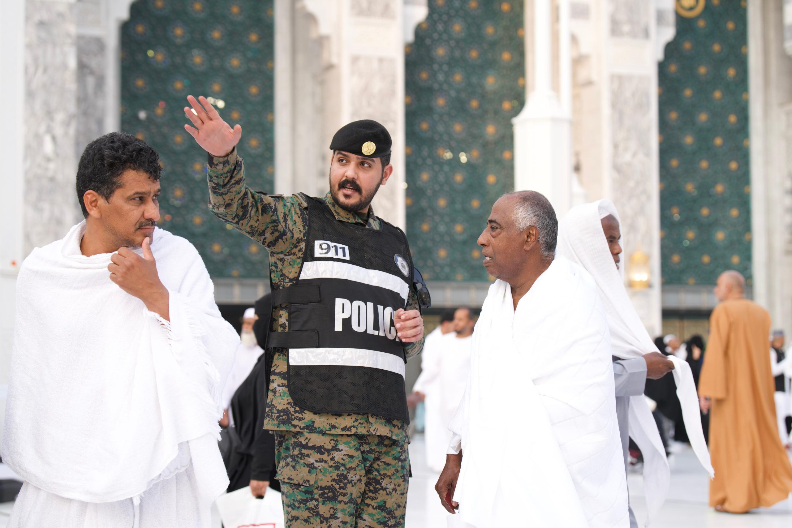 جهود الأفواج الأمنية خلال شهر رمضان المبارك في ساحات المسجد الحرام: إنجازات وتضحيات