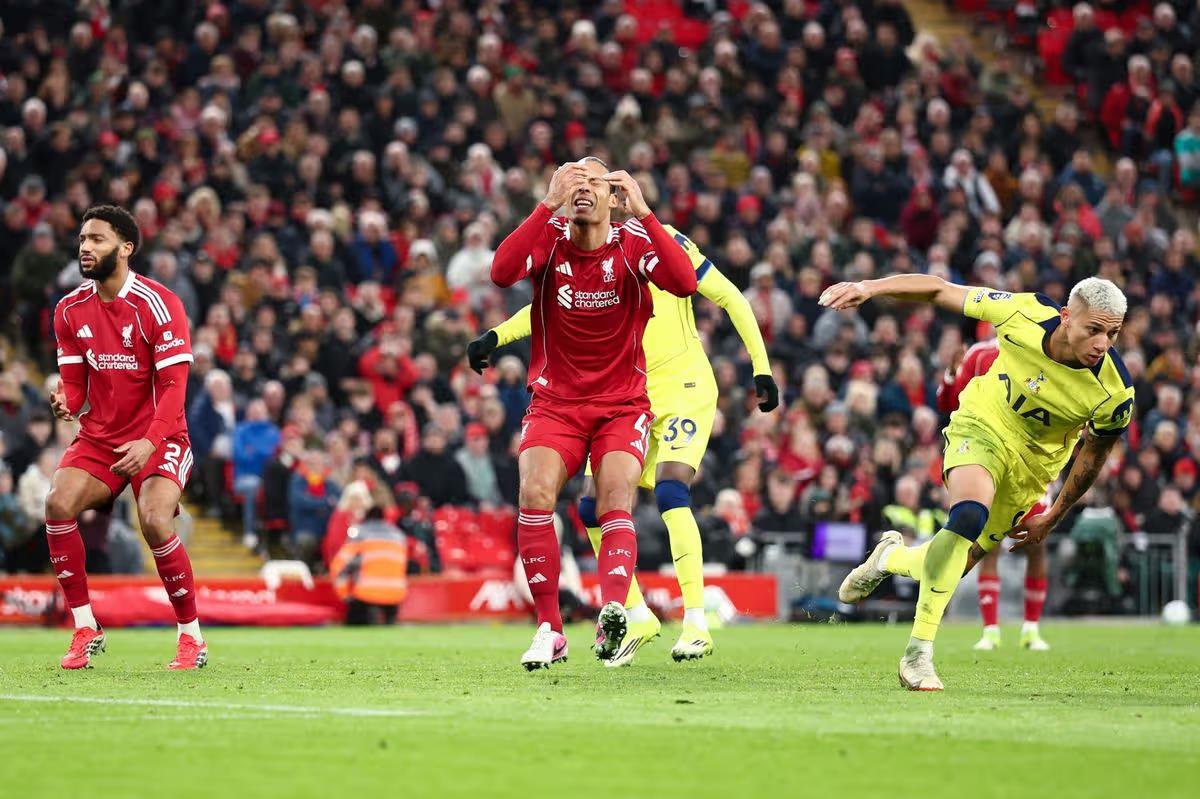 رئيس لجنة الحكام السابق: نجم ليفربول تجاوز خطر الطرد في مواجهة توتنهام