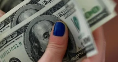 سعر الدولار في البنوك المصرية وتطورات السوق المالية