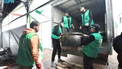 سلمان للإغاثة تقدم 30 ألف وجبة غذائية ساخنة في وسط وجنوب قطاع غزة