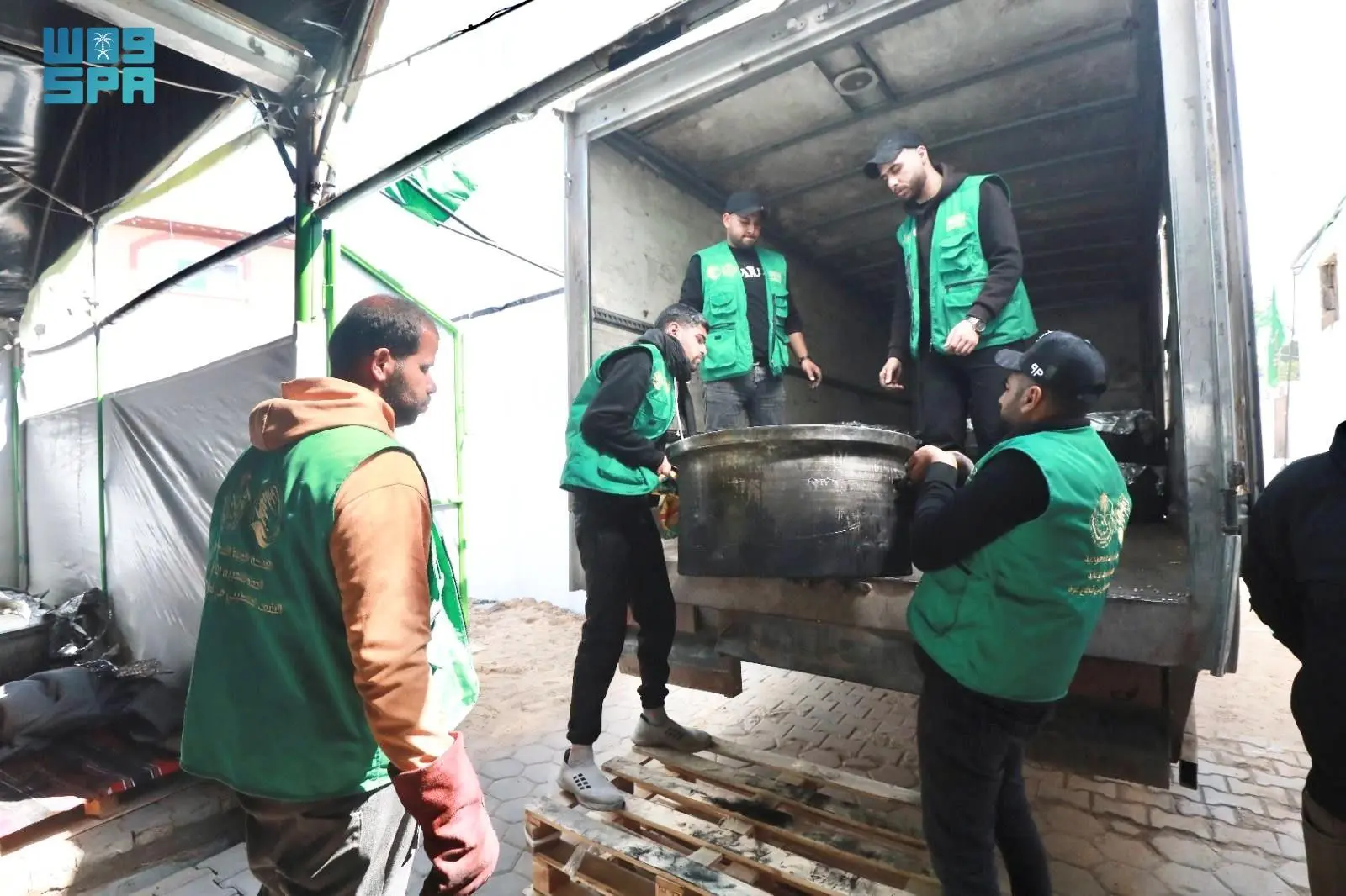 سلمان للإغاثة تقدم 30 ألف وجبة غذائية ساخنة في وسط وجنوب قطاع غزة