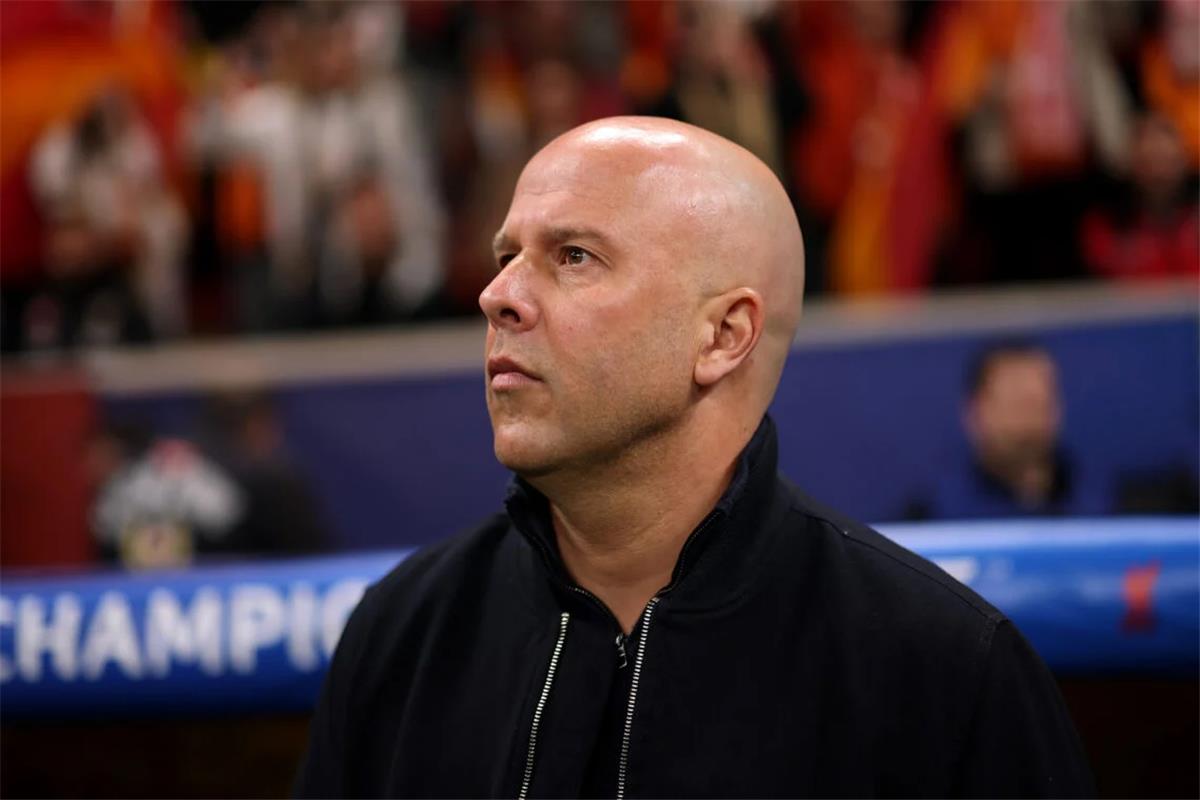 سلوت يعبر عن استيائه من لاعبي ليفربول بعد الخسارة أمام جالطة سراي: درس قاسٍ لنا