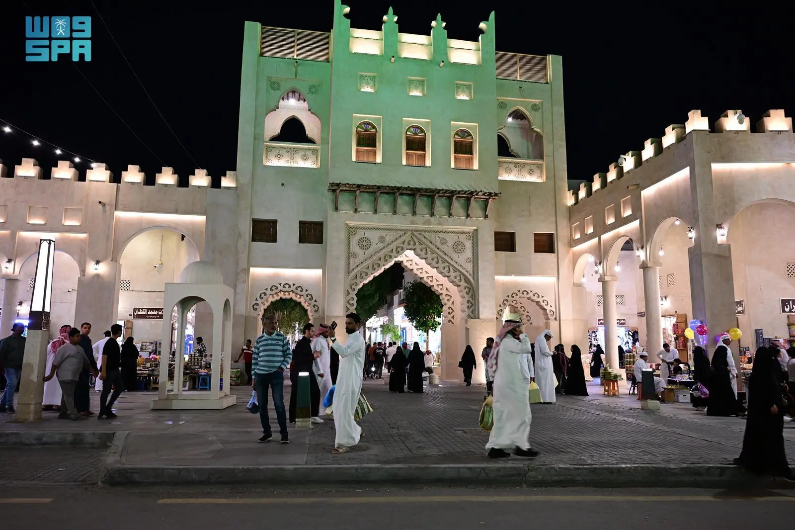 سوق القيصرية: ملتقى ثقافي فريد يجمع السعوديين والخليجيين في ليالٍ ساحرة