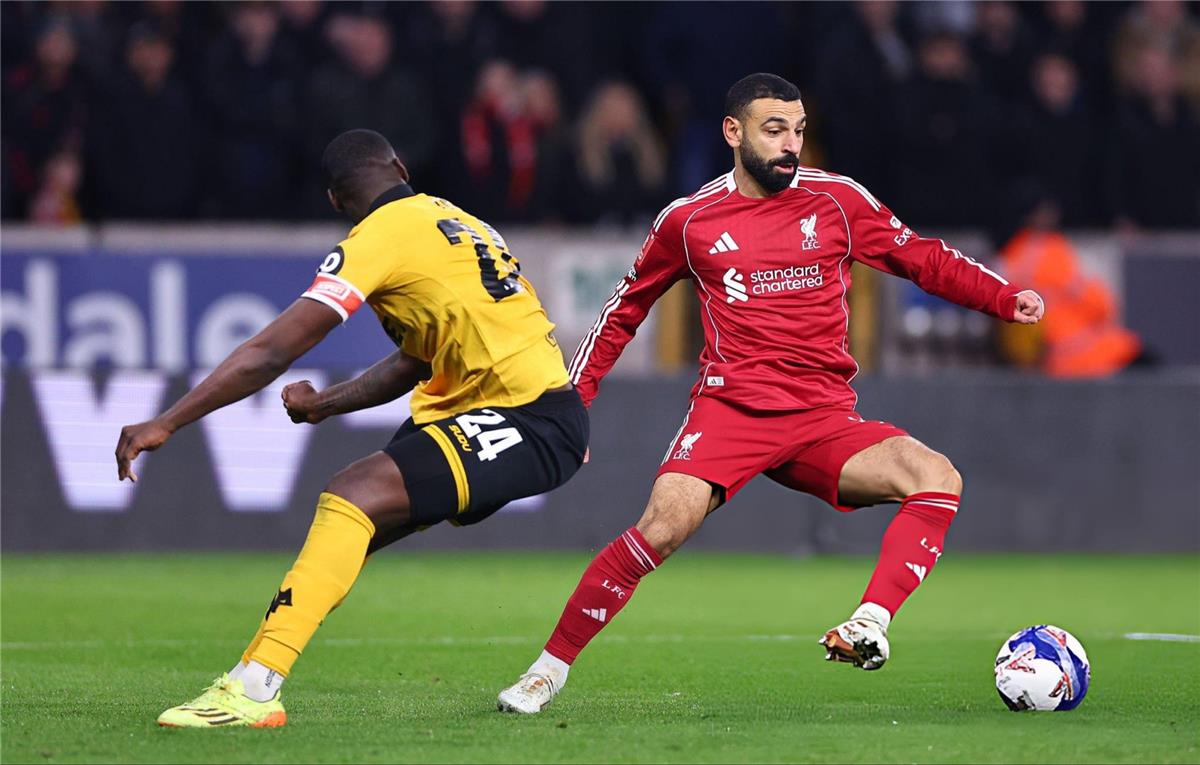 شبكة إنجليزية: محمد صلاح يواجه تحديين في مواجهة ليفربول وولفرهامبتون