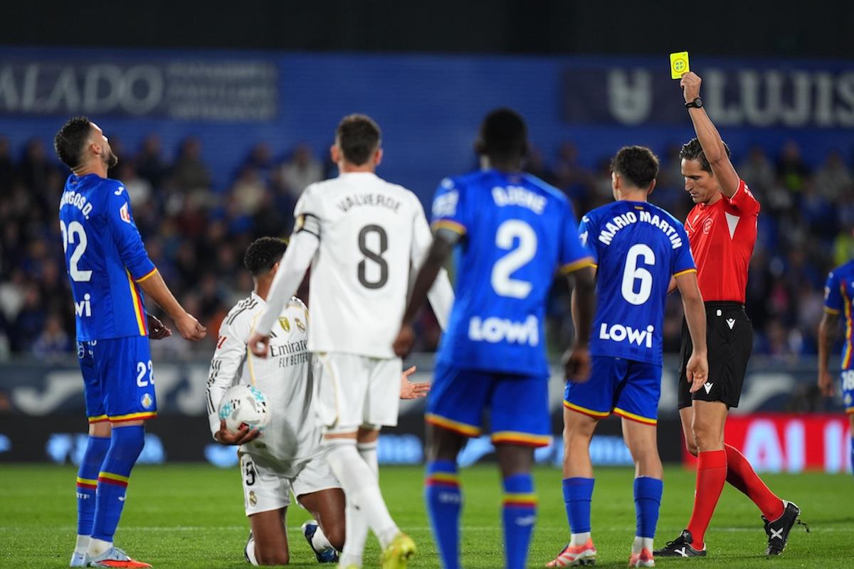 صحفي إسباني ينتقد التحكيم: لاعب ريال مدريد يحتاج لعقوبة إيقاف لمدة متعددة المباريات