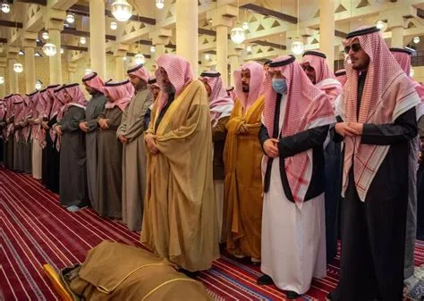 صلاة الميت تُقام على الأمير محمد بن بندر في جامع الإمام تركي بالرياض