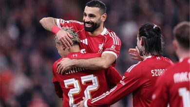 عائلة اللاعب المحتمل لتعويض محمد صلاح تتابع مباراة ليفربول وبرايتون من المدرجات