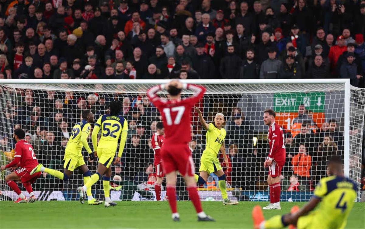 عنوان احترافي حصري: "روي كين ينتقد ليفربول بشدة: كشف مشاكل خفية ومستوى غير مقنع"