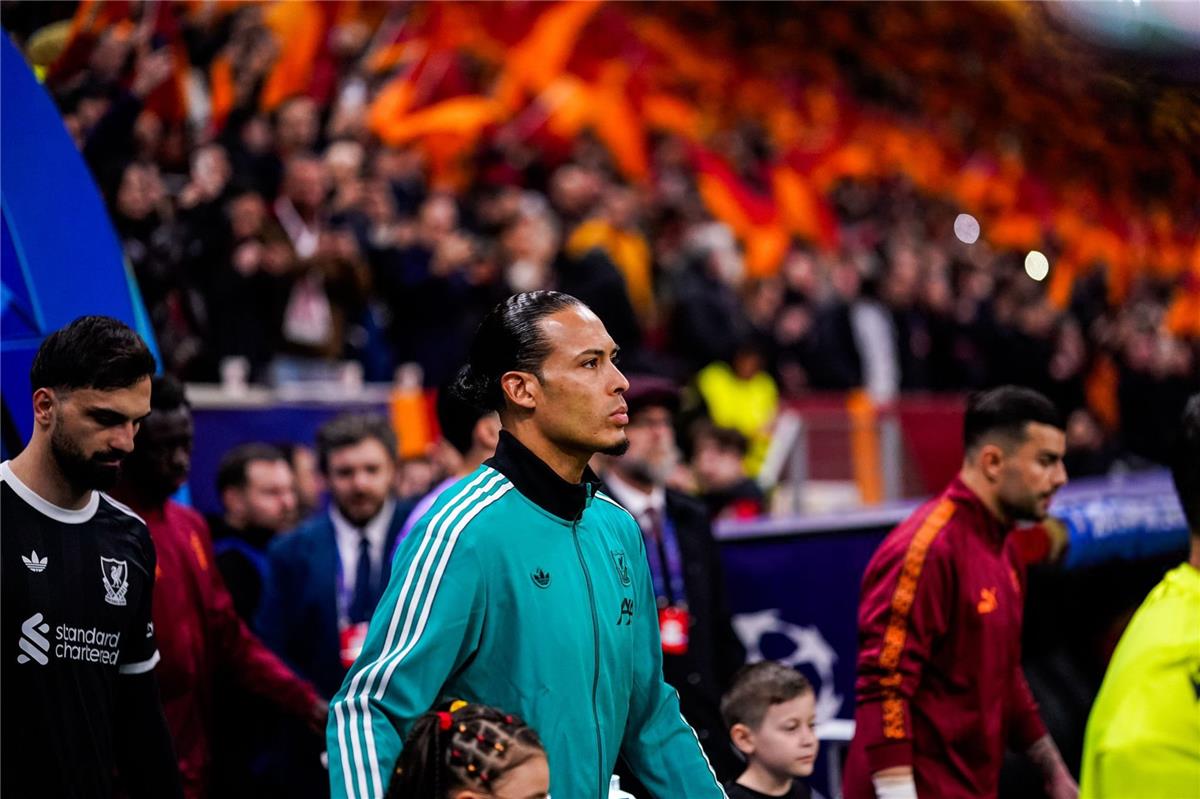 فان دايك يتحدث عن استبدال صلاح في مواجهة جالطة سراي: 'سيظل لاعباً أساسياً في صفوفنا'