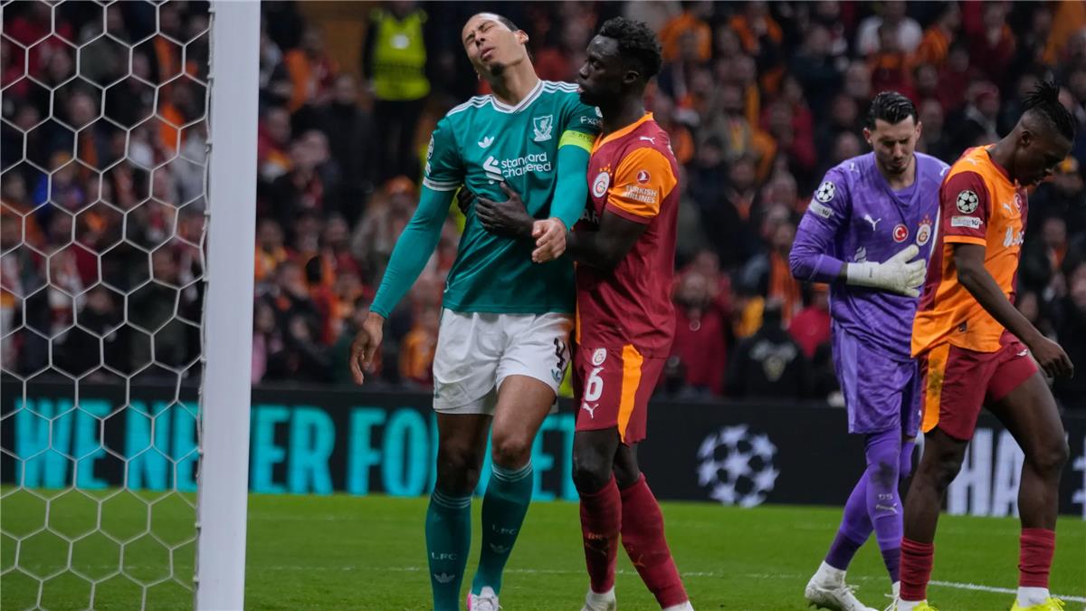 فان دايك يُبدي ثقته بالتأهل رغم هزيمة ليفربول أمام جالطة سراي