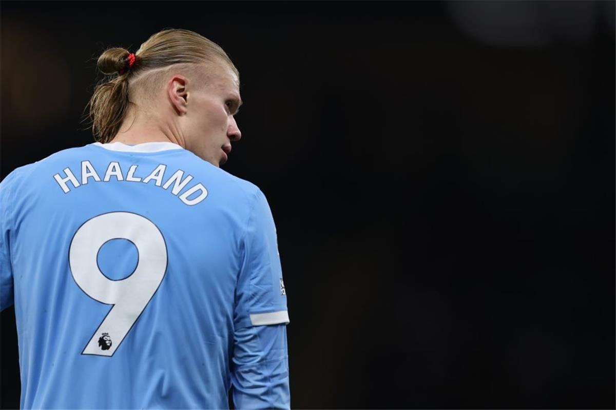 في خطوة سرية: فيكتور فونت يبدأ إجراءات التعاقد مع هالاند لبرشلونة