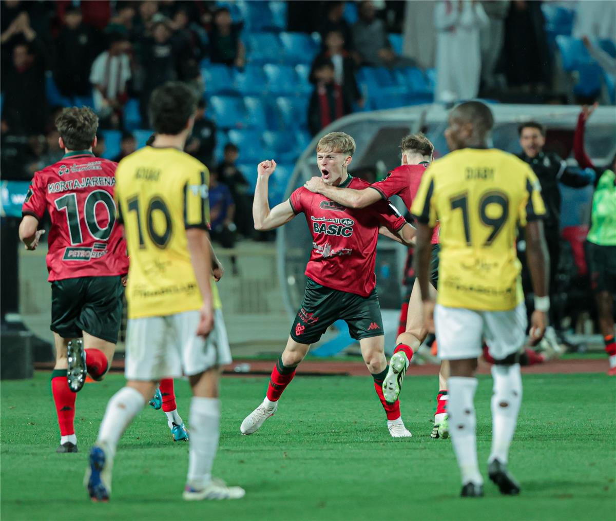 فيديو: الخلود يتفوق على الاتحاد ويتأهل تاريخيًا إلى نهائي كأس خادم الحرمين الشريفين