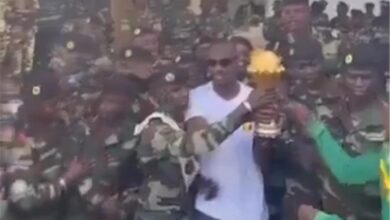 فيديو حصري: مدرب منتخب السنغال ينقل كأس أمم إفريقيا إلى قاعدة عسكرية