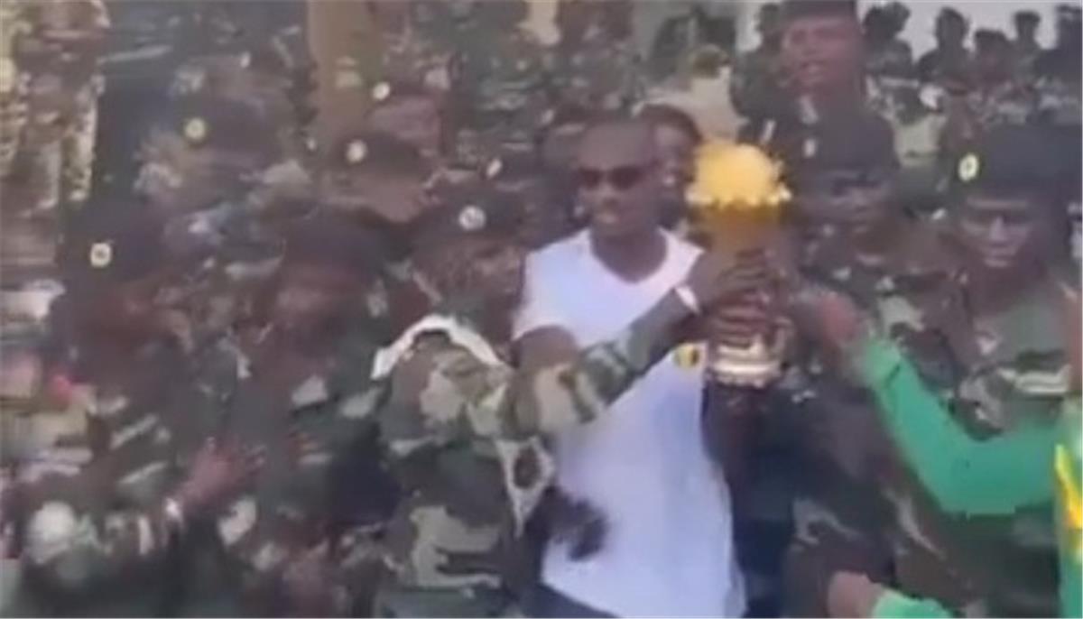 فيديو حصري: مدرب منتخب السنغال ينقل كأس أمم إفريقيا إلى قاعدة عسكرية