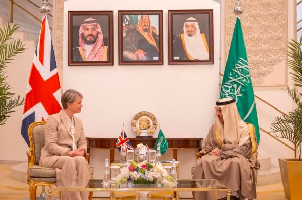 فيصل بن فرحان وزيرة خارجية بريطانيا يتناولان التحديات الناجمة عن الاعتداءات الإيرانية