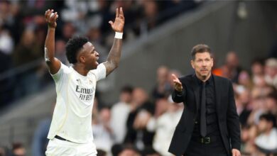 فينيسيوس يثير الجدل مع سيميوني في مباراة ريال مدريد وأتلتيكو مدريد بأسلوب مبتكر