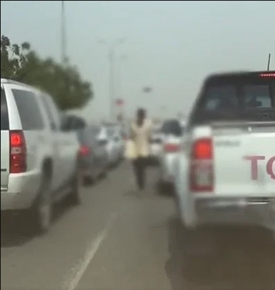 قوات الأمن في جدة تلاحق 3 مخالفين بتهمة التسول غير القانوني