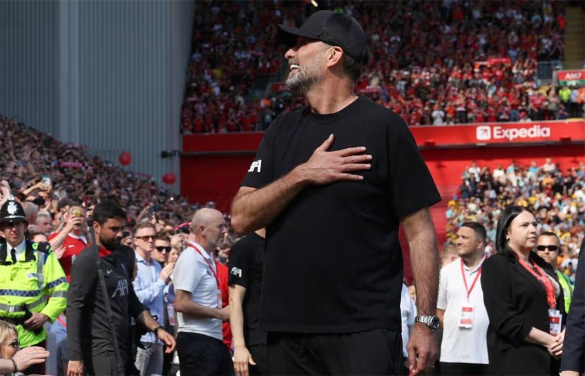 كلوب يوجه ردًا قاطعًا على الشائعات حول تدريب ريال مدريد