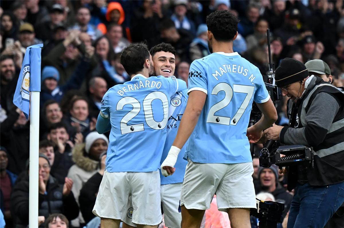 لاعب مانشستر سيتي يثير الغموض حول مفاوضات تجديد عقده