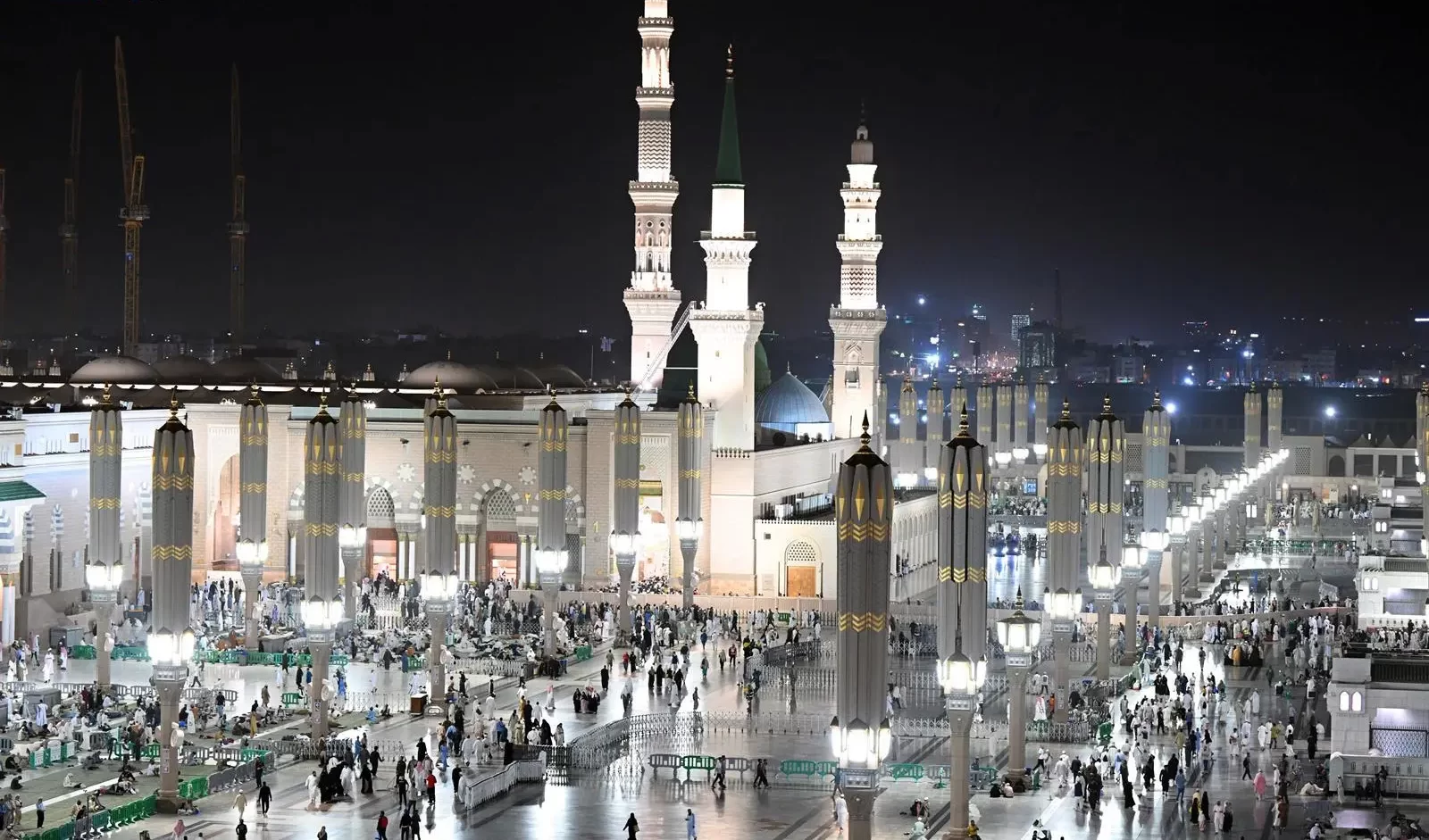 لقطات حصرية من دعاء الشيخ برهجي في المسجد النبوي - 12 رمضان