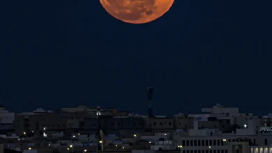 لقطات رائعة: بدر رمضان يضيء سماء المملكة العربية السعودية