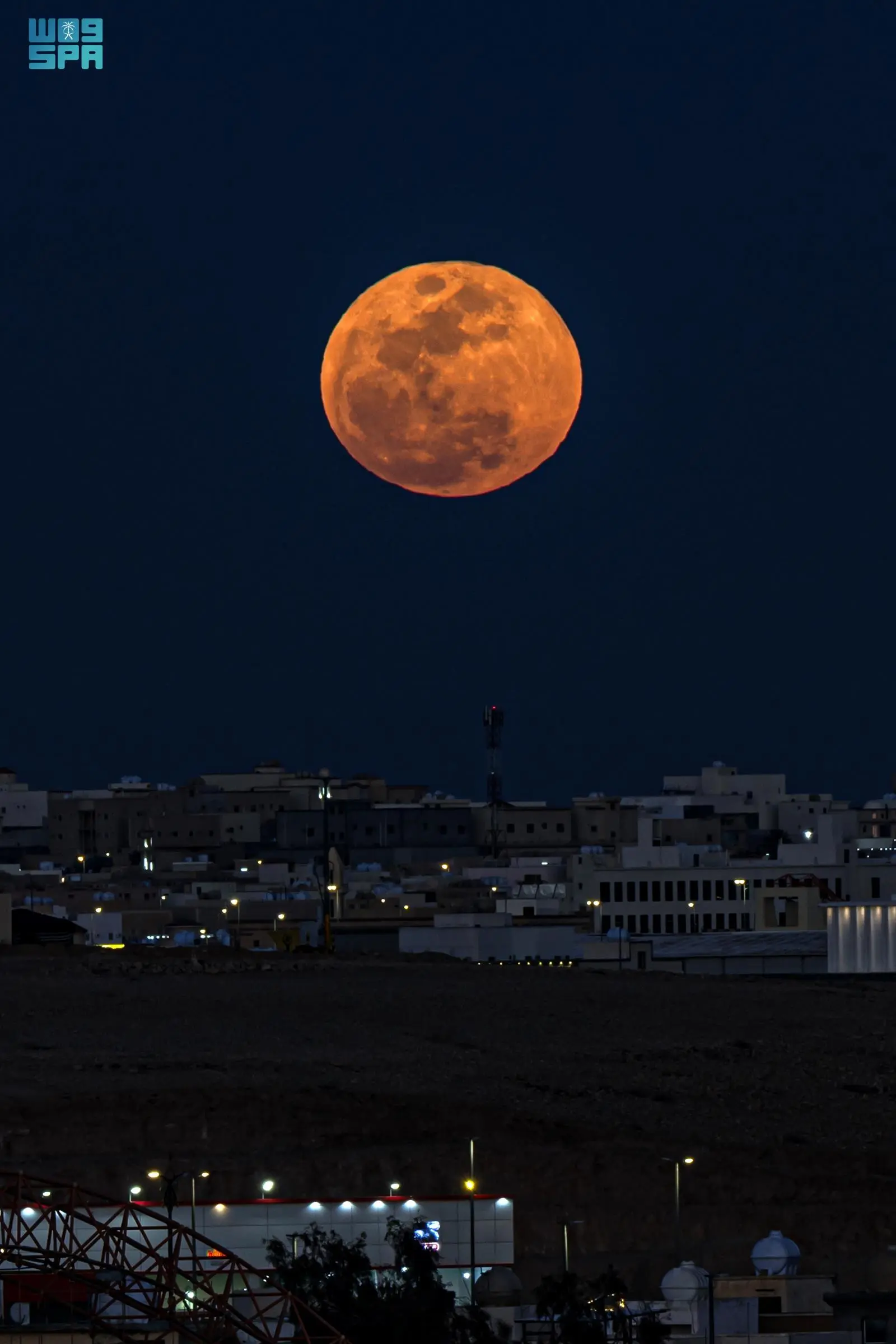 لقطات رائعة: بدر رمضان يضيء سماء المملكة العربية السعودية