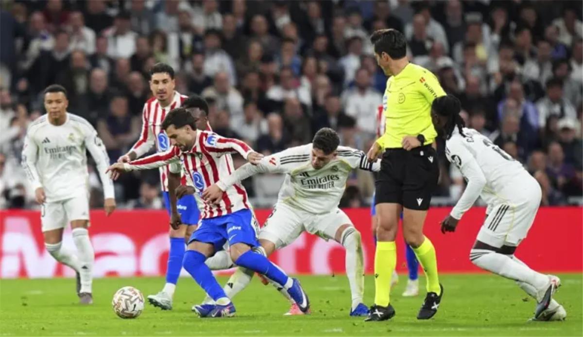 ماركا تكشف عن ردود أفعال لاعبي ريال مدريد تجاه طرد فالفيردي ووجهات نظرهم حول تحيز الحكم