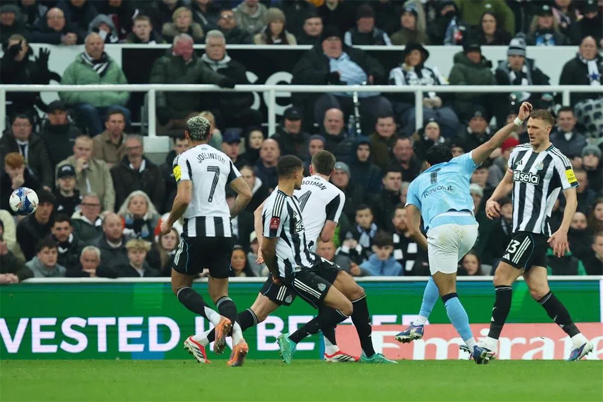 مانشستر سيتي يبرز تألق مرموش بعد الوصول إلى ربع نهائي كأس الاتحاد الإنجليزي