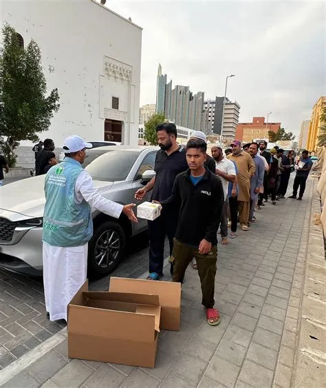 مبادرة تطوعية لتفطير الصائمين في مكة المكرمة احتفالاً بيوم العلم السعودي