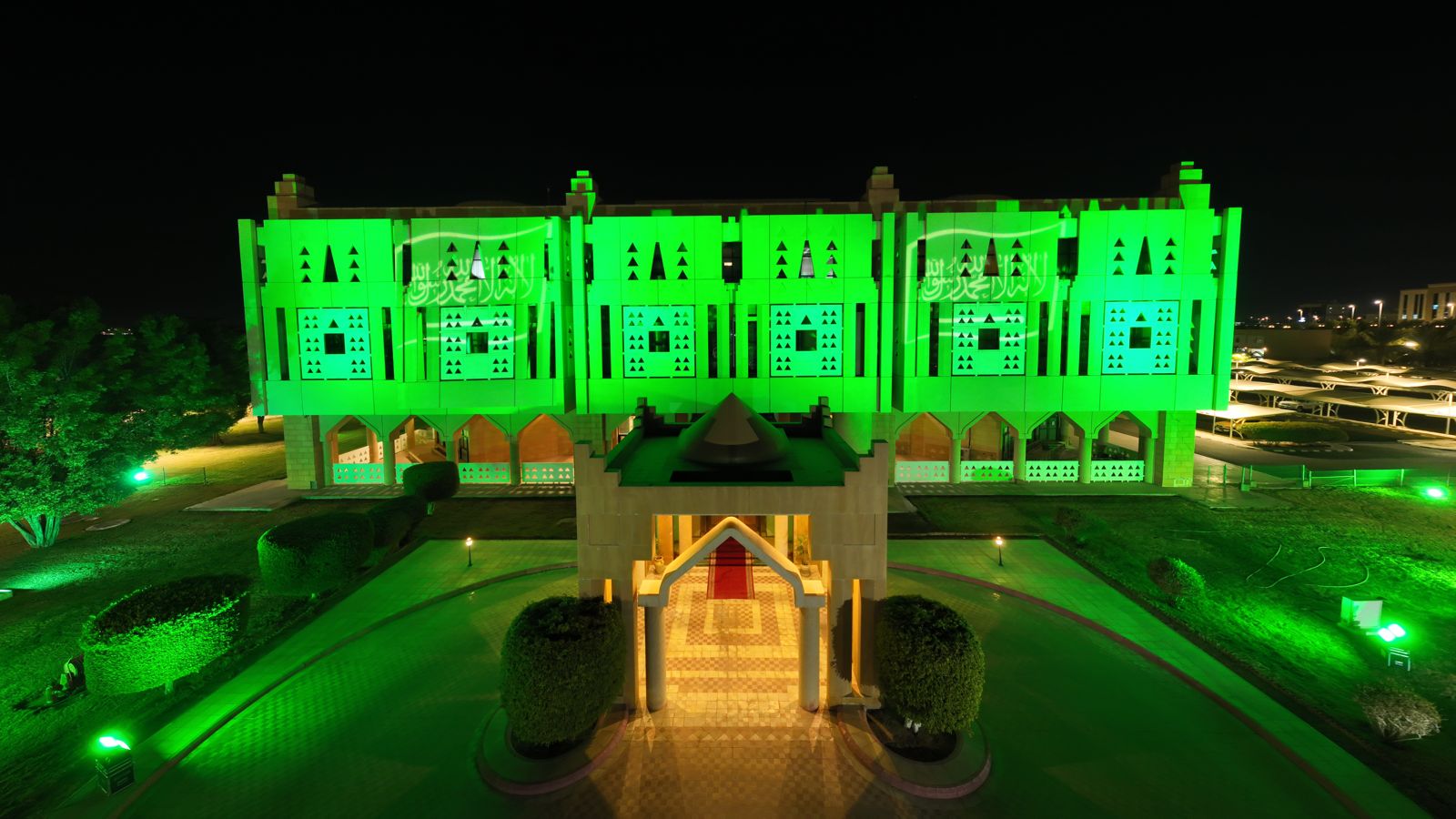 <p><strong>مبنى إمارة منطقة تبوك يتألق بالأخضر وراية التوحيد احتفالاً بيوم العلم</strong></p>