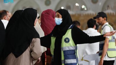 متطوعو الدفاع المدني: دورهم البارز في تقديم الخدمات لضيوف الرحمن