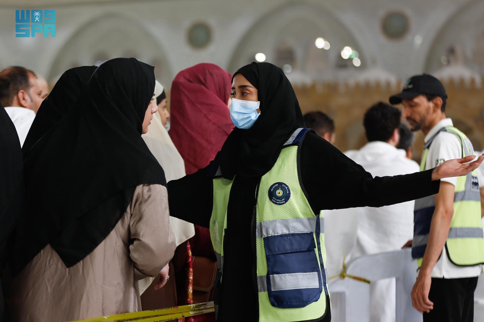 متطوعو الدفاع المدني: دورهم البارز في تقديم الخدمات لضيوف الرحمن