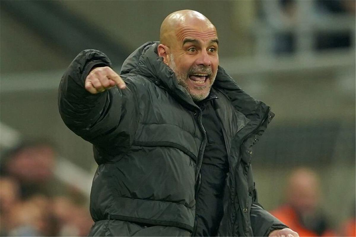 مدرب إسباني يقدّم نفسه بديلاً محتملاً لجوارديولا في مانشستر سيتي