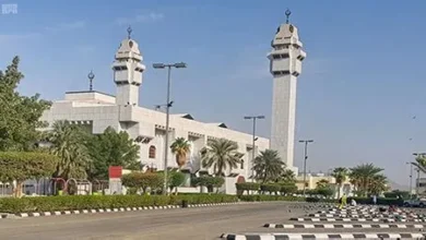 مسجد التنعيم في مكة المكرمة يُعتبر نقطة انطلاق هامة للمعتمرين وأحد أبرز المعالم التاريخية