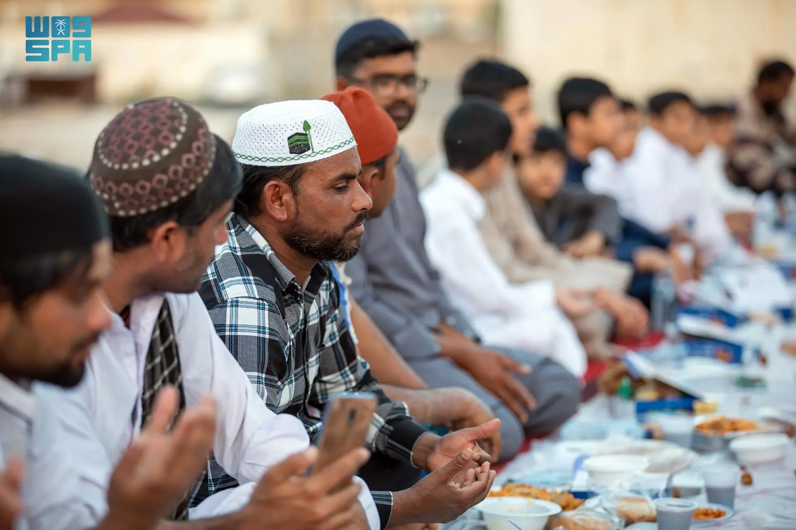 موائد الإفطار الجماعي في المدينة المنورة: تجسيد لقيم التآخي والتكاتف الاجتماعي