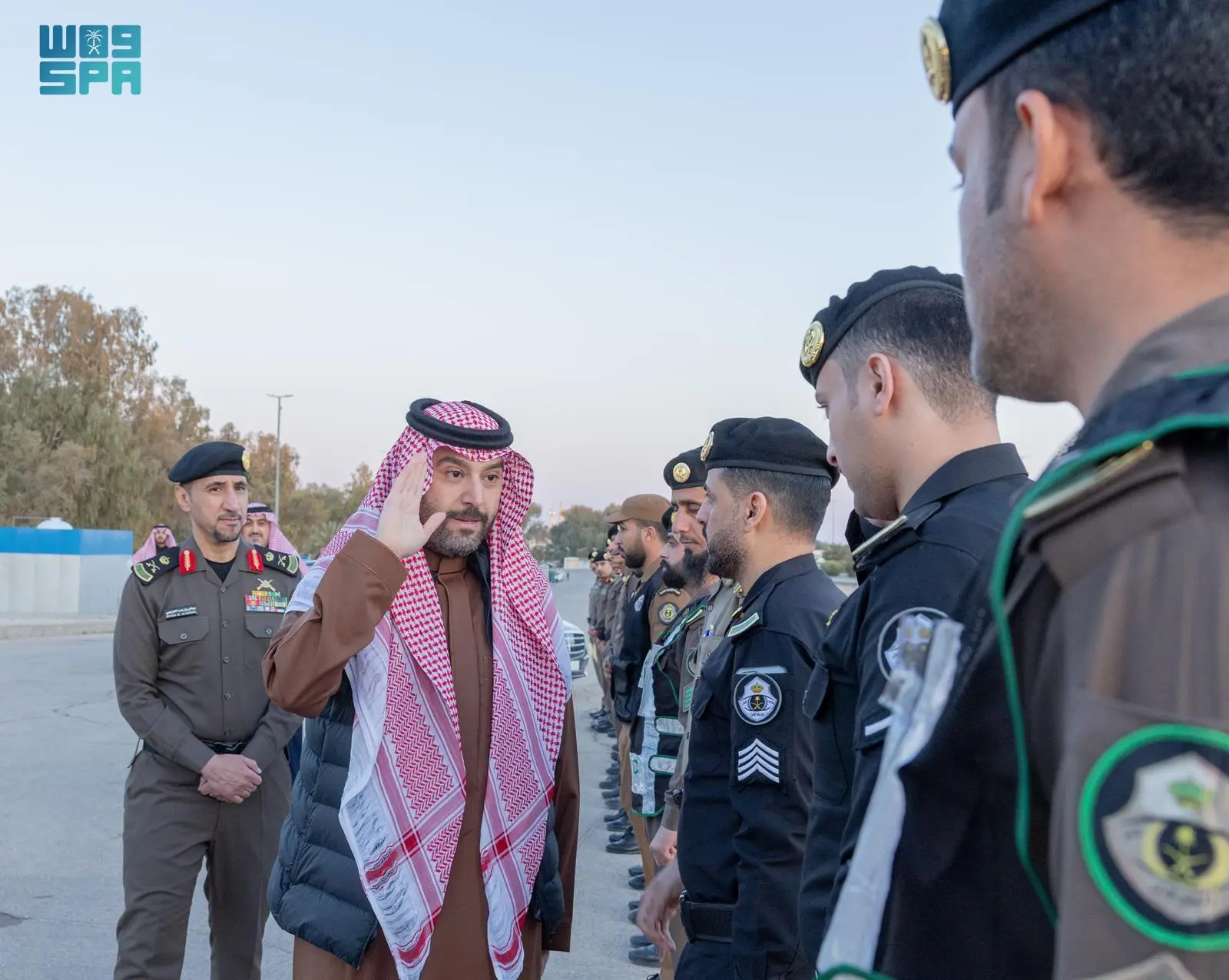 نائب أمير الحدود الشمالية يتبادل إفطار الميدان مع رجال الأمن