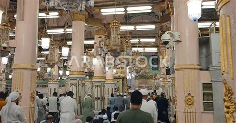 نائب أمير المدينة يؤدي صلاة في الروضة الشريفة ويقوم بزيارة المسجد النبوي