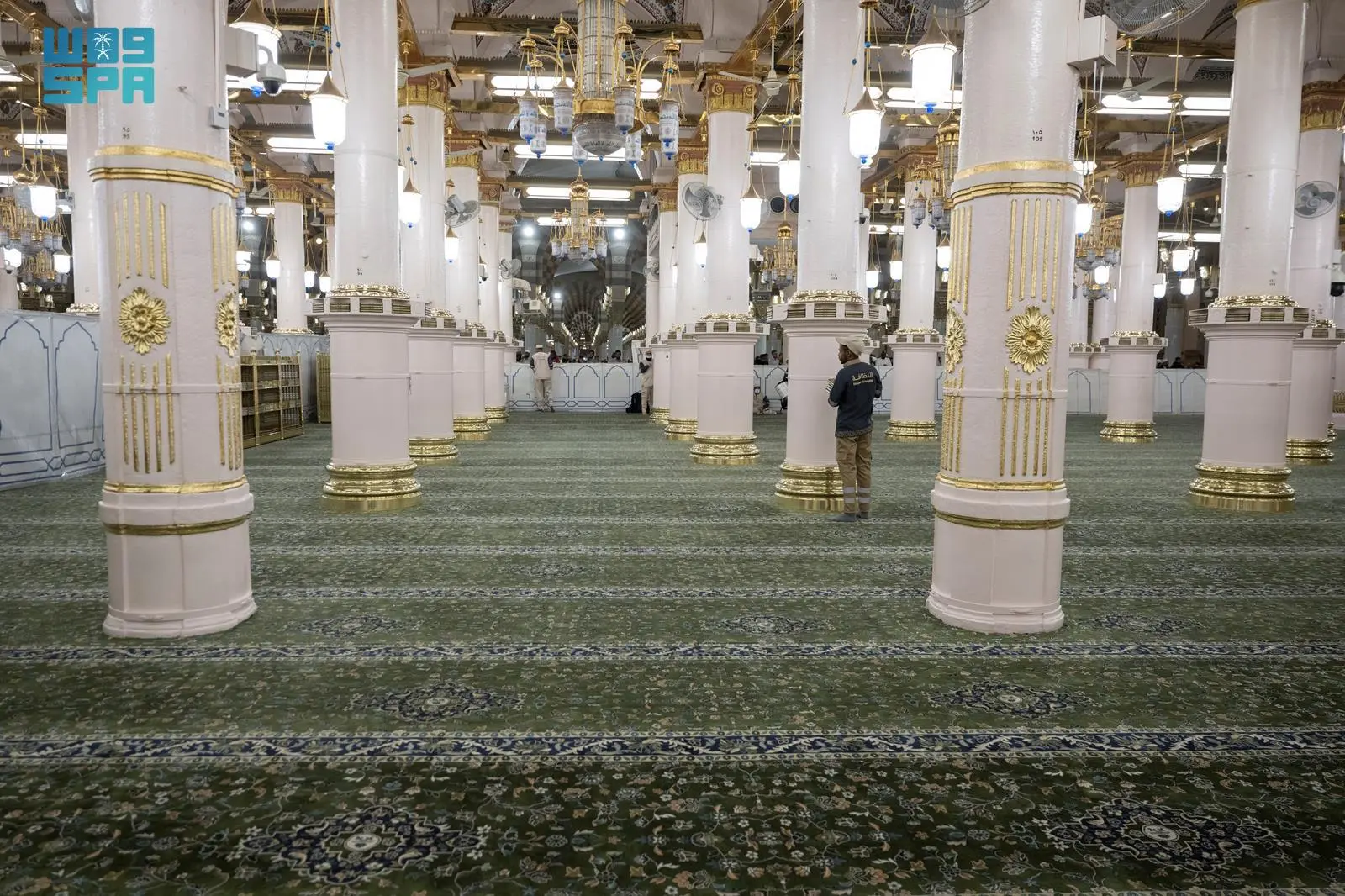 نظام شامل للعناية بسجاد المسجد النبوي يلبي احتياجات المصلين خلال شهر رمضان المبارك